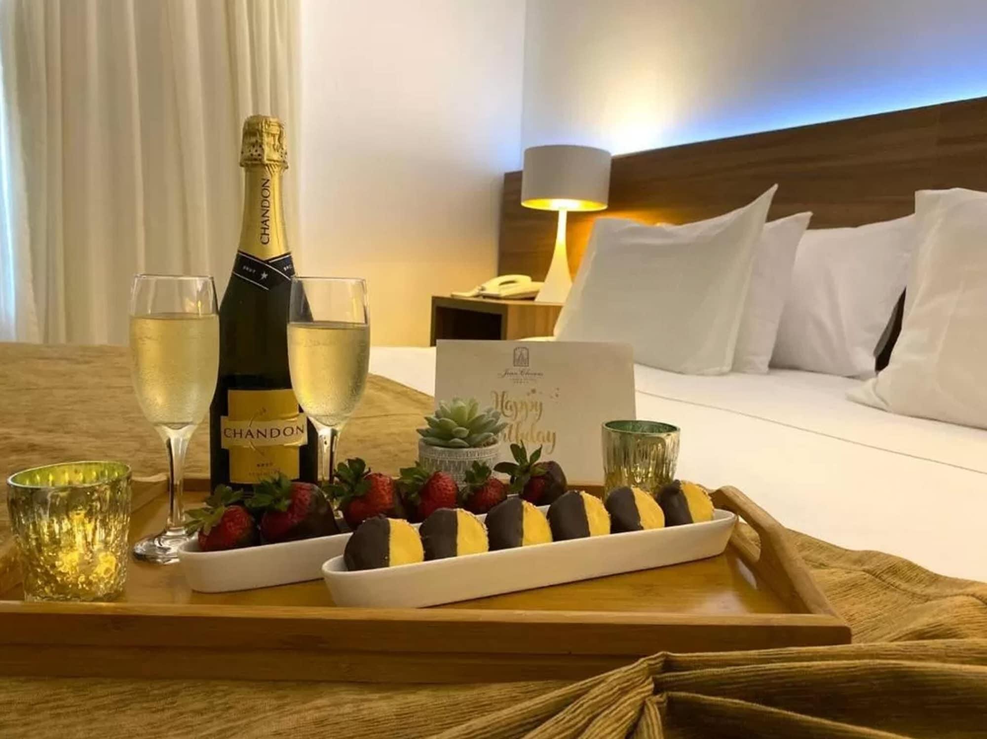 Parque Hotel Jean Clevers Punta del Este Ngoại thất bức ảnh A room service tray