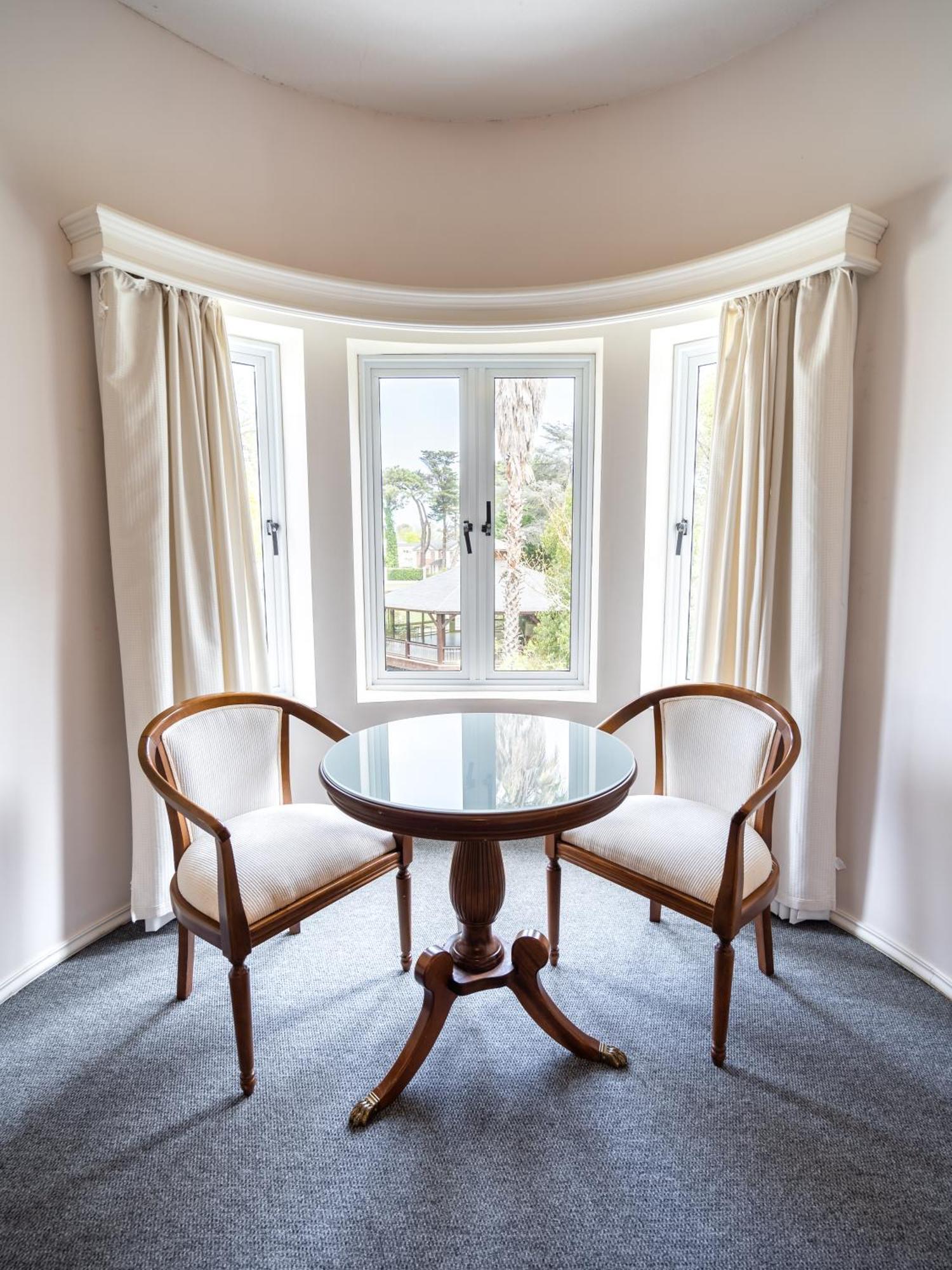 Parque Hotel Jean Clevers Punta del Este Ngoại thất bức ảnh A window seat with a table and two chairs